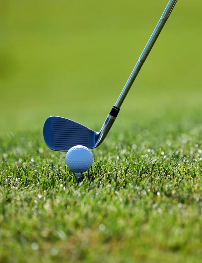 Green de golf face à l'océan, étape d'une croisière golf dans les Petites Antilles.