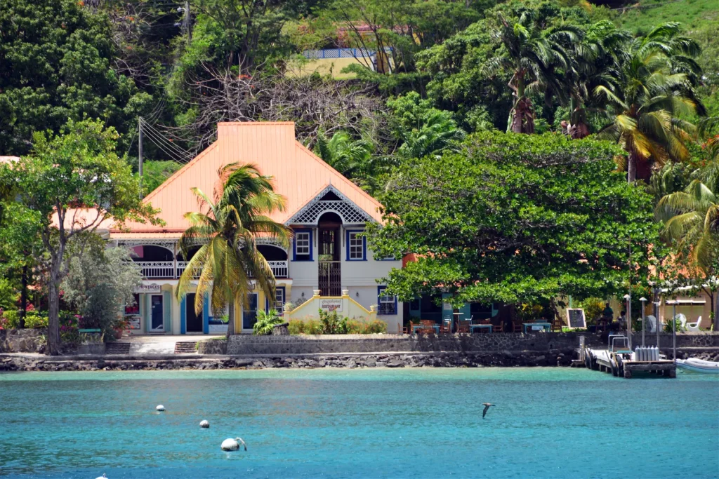 Village côtier et mouillage de l'île de Bequia à Saint-Vincent-et-les-Grenadines.