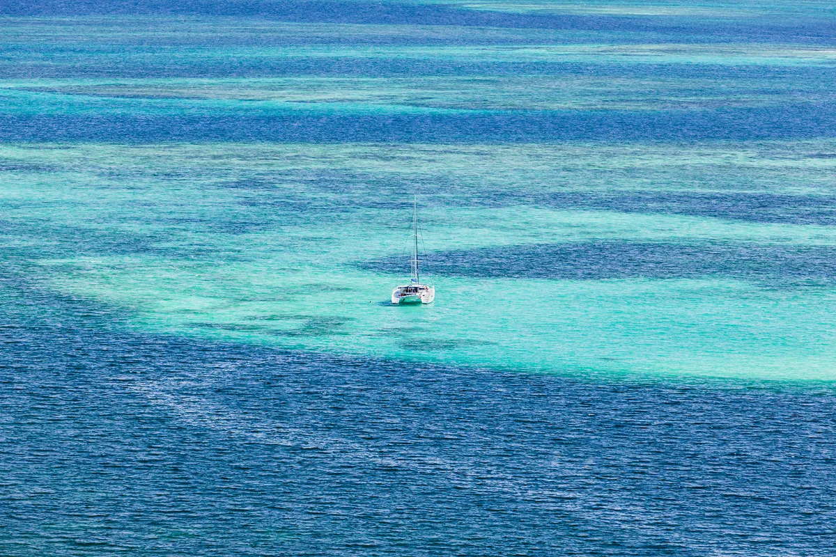 Navigation en catamaran privé dans le lagon des Tobago Cays aux Grenadines.