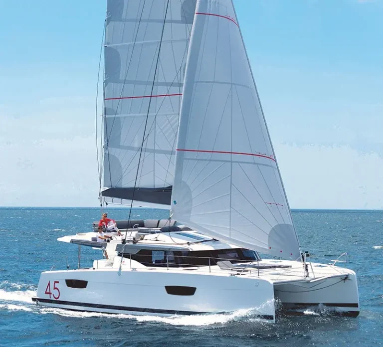 Le catamaran Elba 45 toutes voiles dehors lors d'une traversée aux Caraïbes.