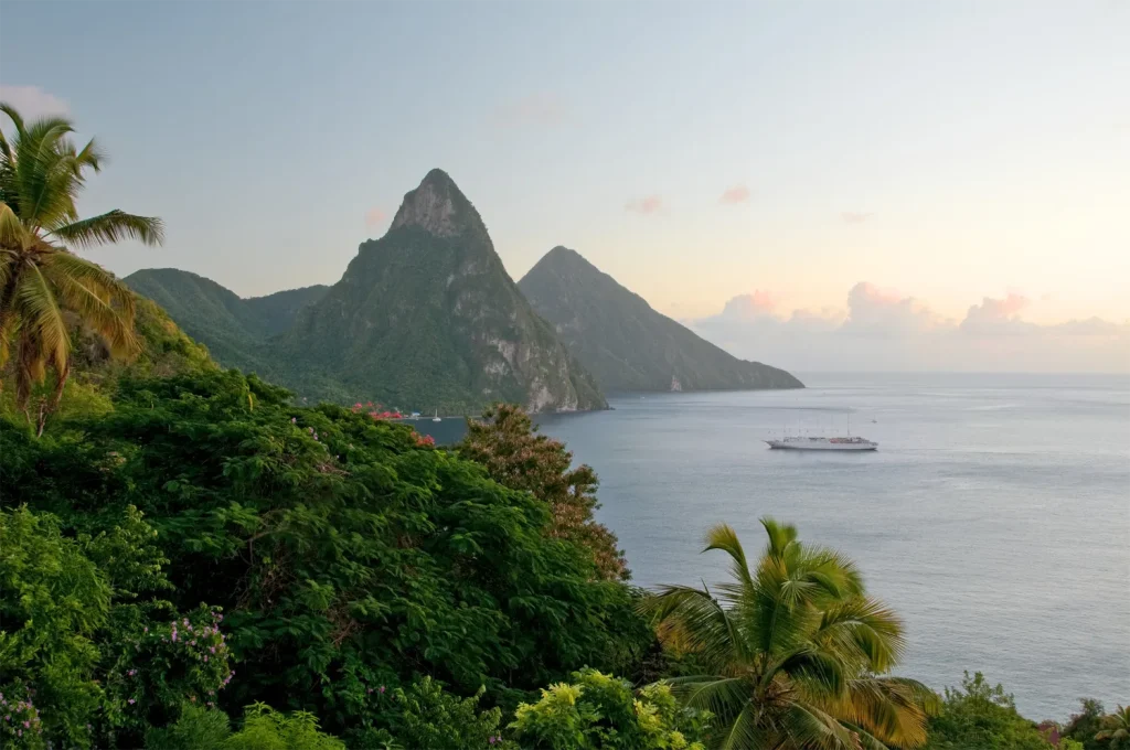 Les majestueux Pitons de Sainte-Lucie vus depuis le pont d'un catamaran.
