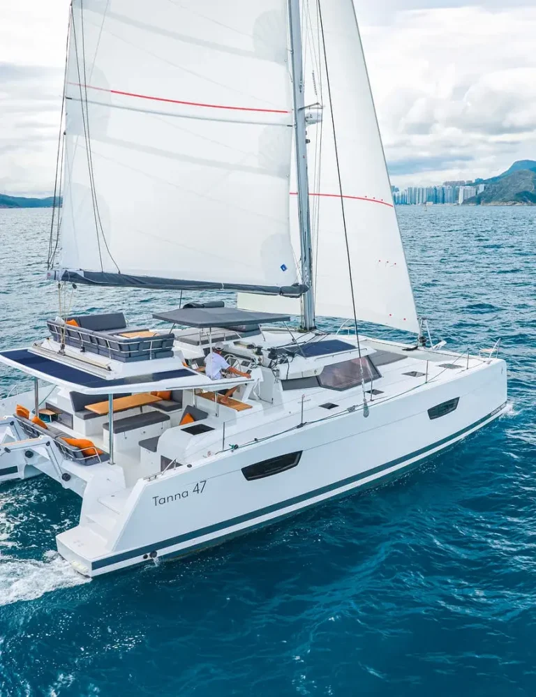 Vue aérienne par drone du catamaran Tanna 47 naviguant dans les Antilles.