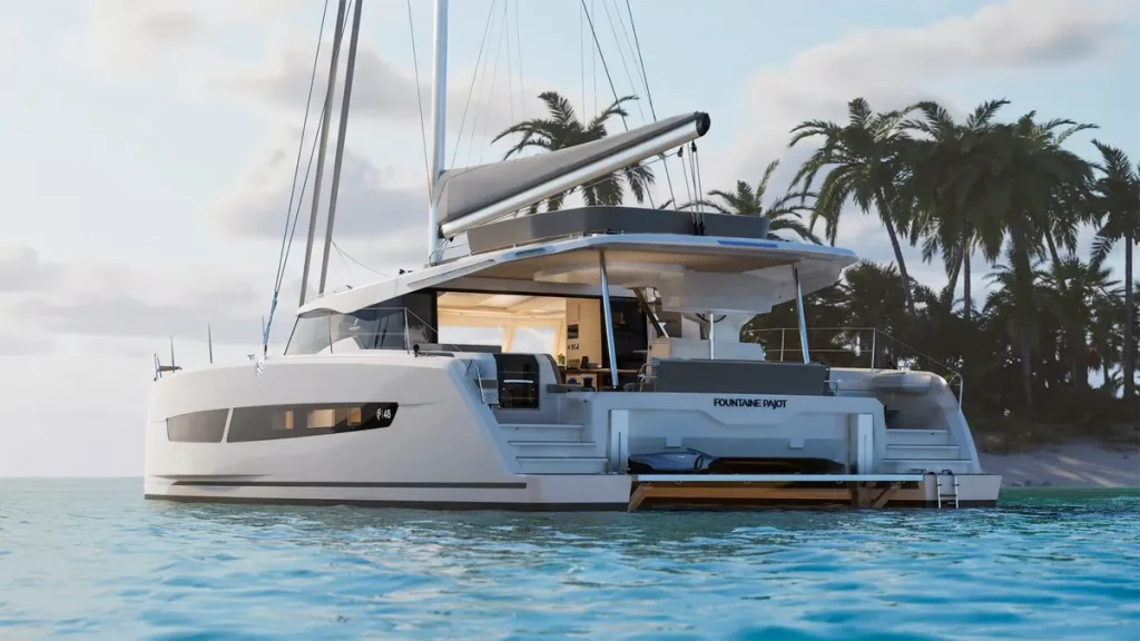 Catamaran Fountaine Pajot 48 au mouillage dans une baie préservée.