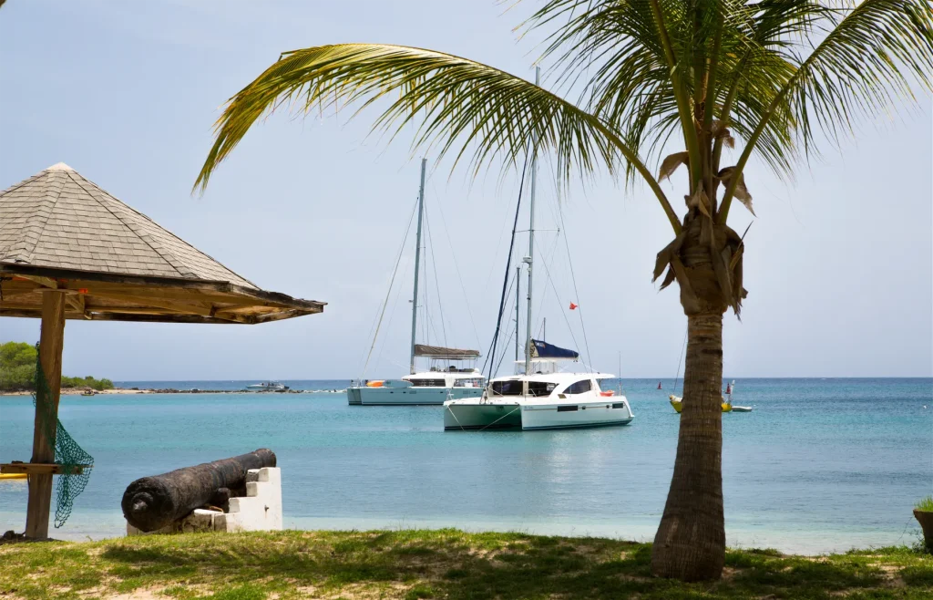 Catamaran au mouillage dans une baie turquoise à Antigua, Petites Antilles.