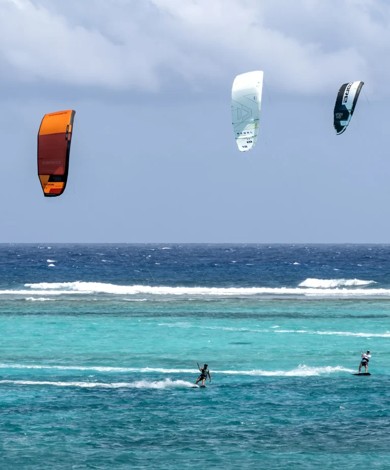Session de kitesurf dans les eaux turquoise lors d'une croisière aux Caraïbes.