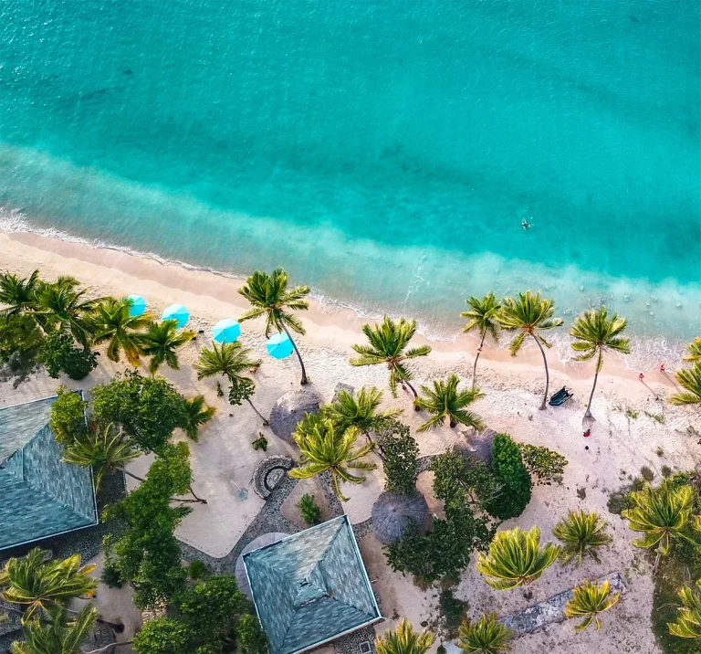 Panorama sur la plage de Salt Whistle Bay sur l'île de Mayreau, Grenadines.